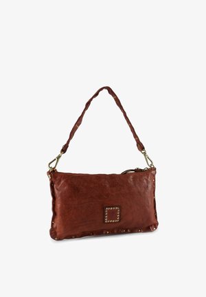 Borsa rettangolare in pelle marrone con bordi borchiati, tracolla rimovibile e toppa decorativa con emblema al centro frontale.