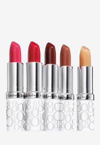 Vijf lippenstiftbuizen met metallic zilveren doppen, die tinten van roze tot nude tonen, allemaal met een glanzende, gladde afwerking.