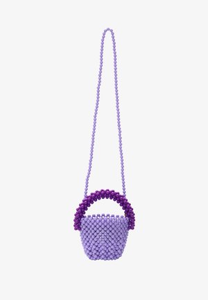 Bolso de cuentas púrpura con un asa redonda púrpura. Presenta una forma de cubo estructurada y una correa larga de cuentas para llevarlo.