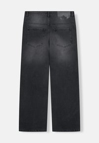 Črne jeans hlače iz jeansa s krojem naravnost navzdol, z dvema zadnjima žepoma in nežnim bledenjem. Tkanina z teksturo in gladko površino ter zašiti šivi.