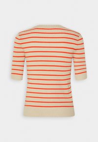 Beige stribet sweater med korte ærmer, vandrette striber i orange og en ribbet tekstur. Lige skåret halsudskæring bagpå.