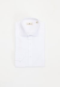 Camisa blanca de vestir hecha de tela suave. Cuenta con un cuello clásico, parte delantera con botones y puños con un solo botón. Etiqueta visible en el interior del cuello.