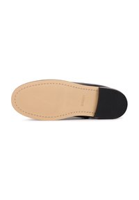 Chaussure de ville noire à semelle en cuir montrant une semelle lisse couleur noisette avec un bord cousu et une section de talon texturée noire.