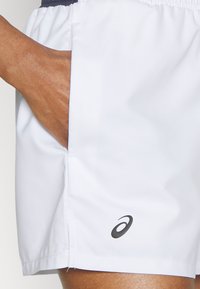 ASICS WOMEN COURT SHORT - Pantaloncini sportivi - brilliant white