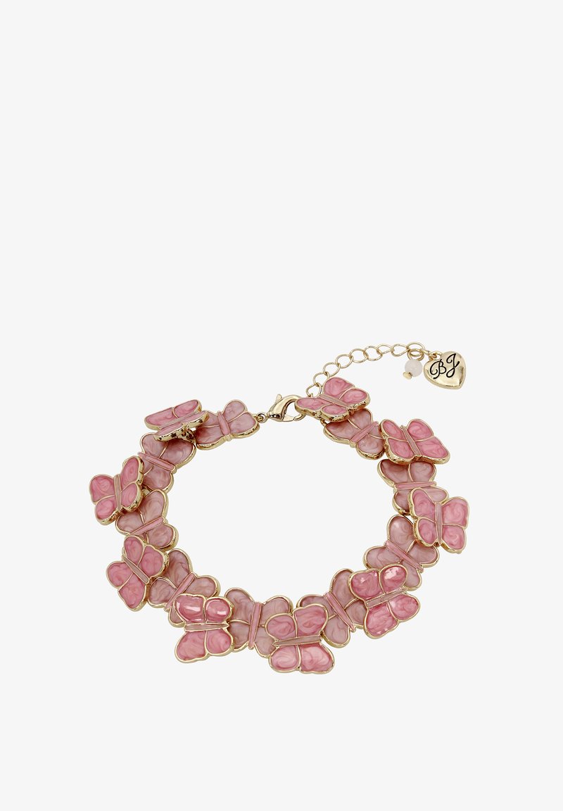 Rosa, fjärilsformad armband med guldtonade metalldetaljer. Har en slät, blank yta och justerbar lås med ett hänge.