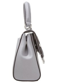 Šedá texturovaná kožená kabelka se strukturovaným tvarem, vybavená tenkým ramenním popruhem a stříbrnými kovovými doplňky.