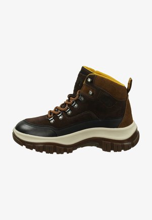 Braune und schwarze Wanderschuhe aus Wildleder und synthetischen Materialien, mit einem gelben Kragen, Metallösen und einer strukturierten Gummisohle.