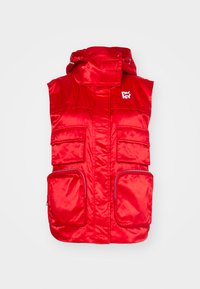 Rode mouwloze vest gemaakt van glanzend, gewatteerd materiaal; heeft meerdere voorzakken, ritssluitingen en een hoge kraag met verstelbare capuchon.