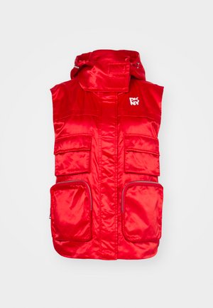 Sarkanais bezpelējo vesti, izgatavota no mirdzoša, pildīta materiāla; tai ir vairāki priekšējie kabatas, ar rāvējslēdzējiem un augsts apkakle ar pielāgojamu kapuci.