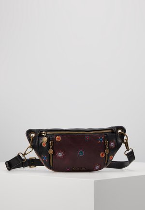 Sort og mørkebrunt læderbæltebag med farverige broderede blomstermotiver og lynlåsdækning i guldtoner på hvid overflade.