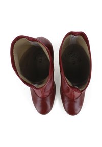 Bottines en cuir rouge avec une texture lisse, bout rond et tige ajustée ; intérieur doublé en tissu beige.