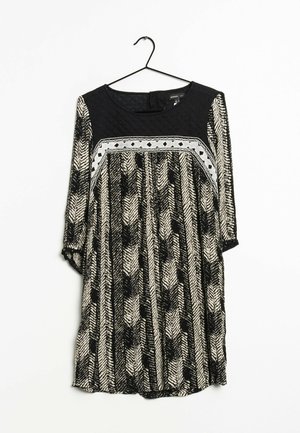 Schwarz-creme gemustertes Kleid mit dreiviertellangen Ärmeln, rundem Ausschnitt und dekorativer Nahtdetail über der Brust.