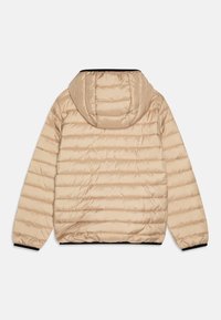 Beige dunjakke med vandrette sømme, hætte og sorte detaljer. Har en glat, blank tekstur og elastiske manchetter.