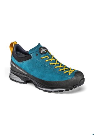 Scarpa da trekking impermeabile blu con lacci gialli, suola nera e loop sul tallone, con punta protettiva e lati in tessuto traspirante.