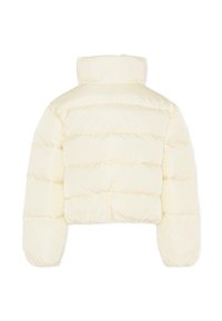 Korte crèmekleurige pufferjack met een hoge kraag, voorzien van doorgestikte secties en elastische manchetten voor een snug fit. Zachte, gladde textuur.