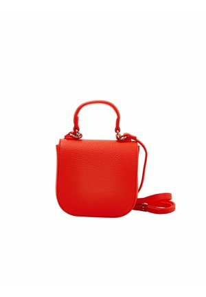 Kleine rote Lederhandtasche mit abgerundetem Boden, oberem Griff und abnehmbarem Schulterriemen vor weißem Hintergrund.