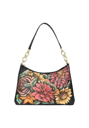 Schwarze Handtasche mit goldenen Kettenelementen und detailliertem Blumenmuster, das große rote, orangefarbene und gelbe Blumen mit grünen Blättern zeigt.