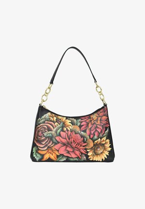 Schwarze Handtasche mit goldenen Kettenelementen und detailliertem Blumenmuster, das große rote, orangefarbene und gelbe Blumen mit grünen Blättern zeigt.