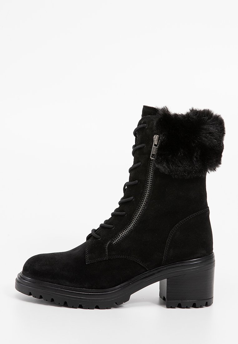 Botas de tobillo de ante negro con un puño de piel sintética texturizada, frente con cordones y cremallera lateral. Tacón grueso y suela resistente.