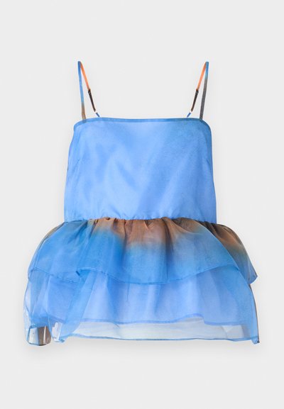 Top sin mangas en capas azul con una tela ligera y transparente. Presenta un degradado de azul a marrón en el dobladillo y tirantes ajustables.