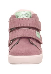 Rosa mocka barnskor med två kardborreband, rund tå, gummisula och en grön etikett på tungan. Slät foder.