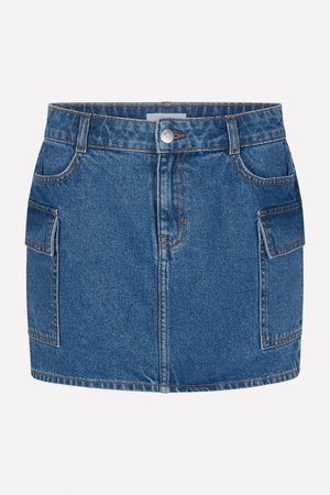 Τζιν φούστα, μπλε απόχρωσης, με μπροστινές τσέπες και πίσω τσέπες με επιγραφή. Διαθέτει αντίθεση ραφής και κλείσιμο με κουμπί στη μέση.