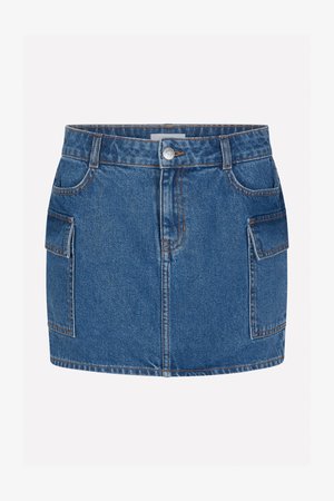 Spódnica dżinsowa, w niebieskim odcieniu, z przednimi kieszeniami i tylnymi kieszeniami naszytymi. Posiada kontrastowe przeszycia oraz zapięcie na guzik w talii.