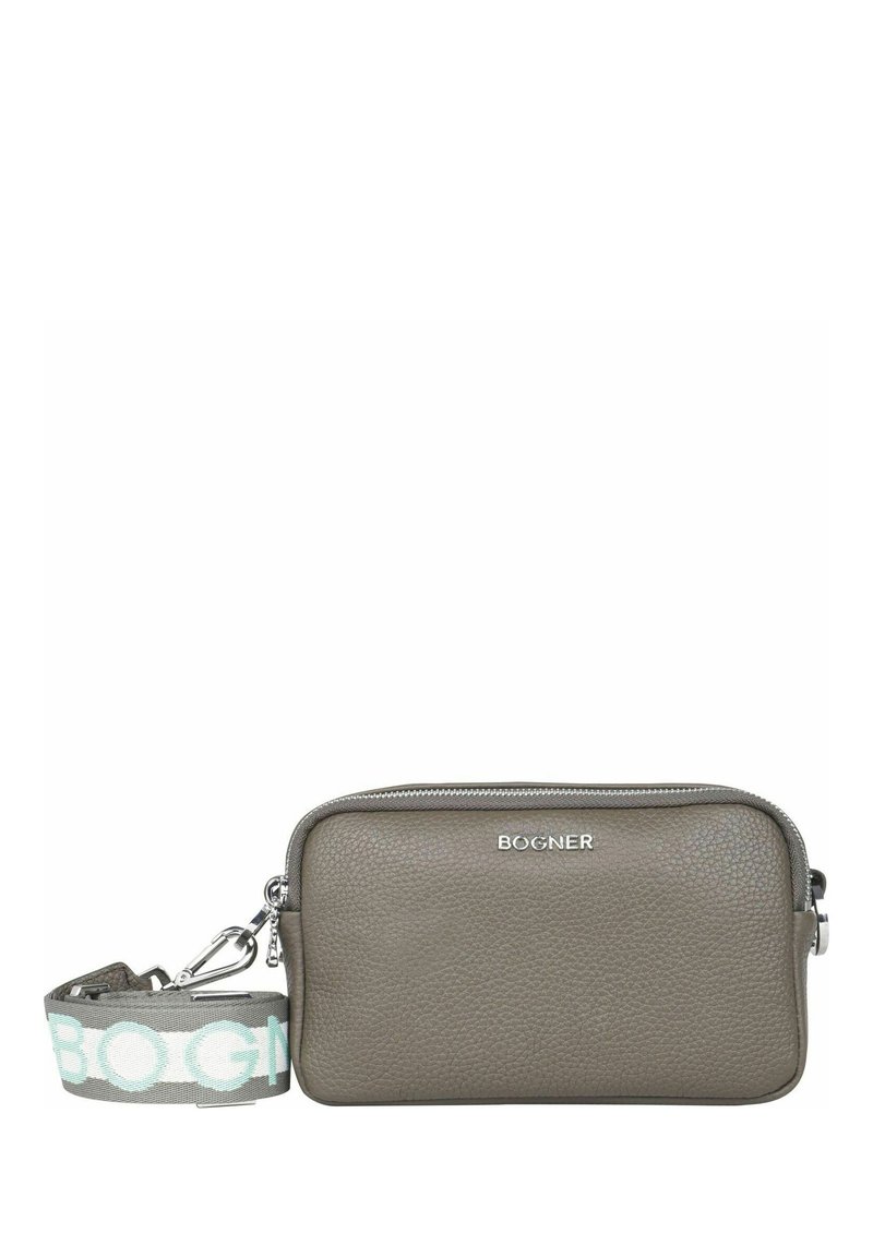 Grå læder crossbody taske med en struktureret overflade, sølv hardware, frontlogo-detalje og et mønstret justerbart strap. Lynlåslukning.