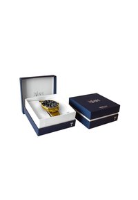 Montre dorée avec cadran noir nichée dans une boîte cadeau blanche et bleu marine. La boîte présente une texture lisse et un logo en relief sur le dessus.