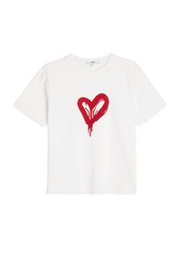 Witte katoenen t-shirt met een gedurfde rode hartafbeelding in het midden. Korte mouwen met een ronde halslijn, relaxte pasvorm.
