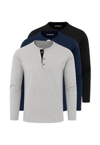 Tre camicie a maniche lunghe nei colori grigio, blu navy e nero; quella grigia presenta un collo henley con tre bottoni marroni; materiale in cotone.