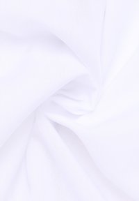 Weißer Stoff mit glatter, leicht transparenter Textur, drapiert und verdreht, um seine Leichtigkeit und Flexibilität zu zeigen. Keine Muster oder Hardware sichtbar.