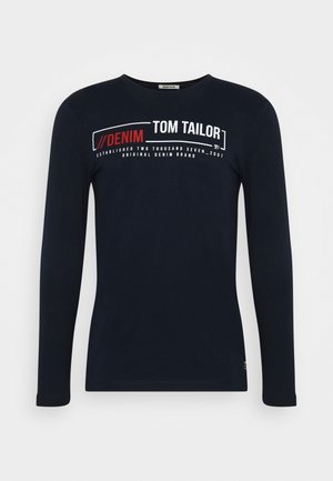 Granatowa koszula z długim rękawem z napisem "DENIM" na czerwono i "TOM TAILOR" na biało na wysokości klatki piersiowej, wykonana z bawełny organicznej.