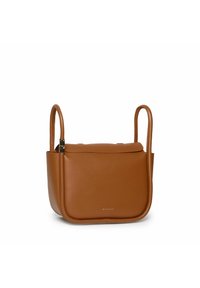 Brązowa skórzana torebka w strukturalnym kształcie, z zaokrąglonymi krawędziami, dwiema rączkami i zapięciem na klapkę. Charakteryzuje się minimalnym logo z przodu.