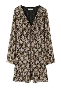 Robe à manches longues présentant un motif noir avec des accents floraux en beige et blanc. Elle se noue à l'avant et possède un décolleté en V profond.