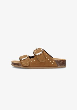 Sandalo slide in camoscio marrone con suola in sughero, due cinturini regolabili con fibbie argentate e piccoli borchietti dorati su cinturini e lati.