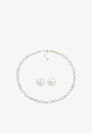 Hvid perlekæde med sølvlås og tilhørende par af runde hvide perle ørestikker på hvid baggrund.