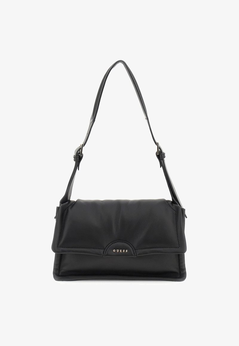 Borsa a spalla in pelle nera con design a ripiegamento, tracolla regolabile e un accento in oro con il logo al centro anteriore. Texture liscia in tutto il prodotto.