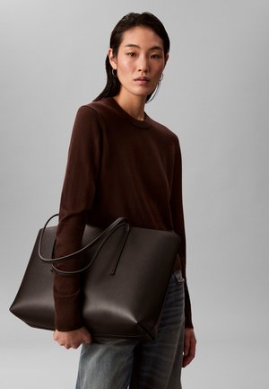 Calvin Klein FOIL LOGO TOTE POUCH - Velika torba - black/toasted coconut