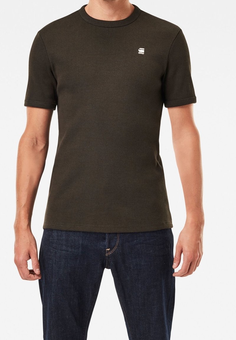 Korte mouwen donkergroen geribd T-shirt met een ronde hals en een klein logo op de borst. Gemaakt van een zachte katoenmix.