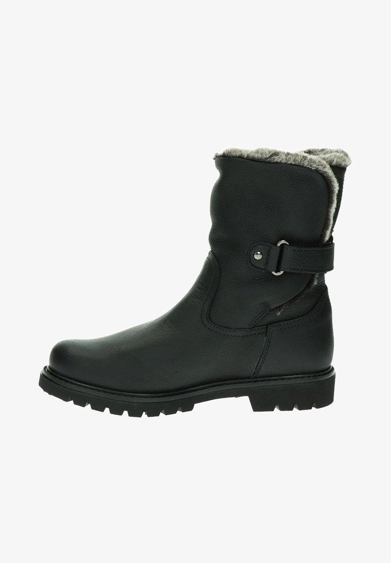 Botas de cuero negro hasta el tobillo con un suave forro de piel de gris, detalle de correa ajustable y una suela robusta para mayor tracción. Presentan una puntera redondeada.