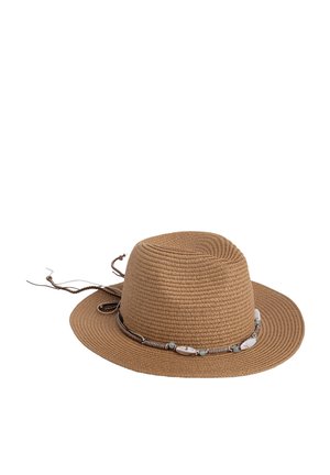 Chapeau en paille tressée marron avec large bord et bande décorative perlée ornée de coquillages et de petites pierres.