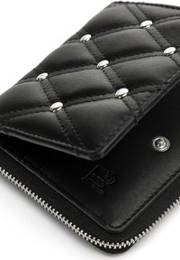 Zwarte portemonnee gemaakt van gequilt leer, met zilveren studs, een ritssluiting en een RFID-beschermingslogo dat in het interieur is geperst.