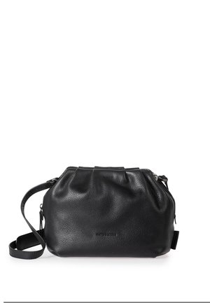 Borsa a mano in pelle nera con superficie testurizzata, parte superiore arricciata, tracolla regolabile e chiusura a zip. Forma compatta e arrotondata, branding minimale.