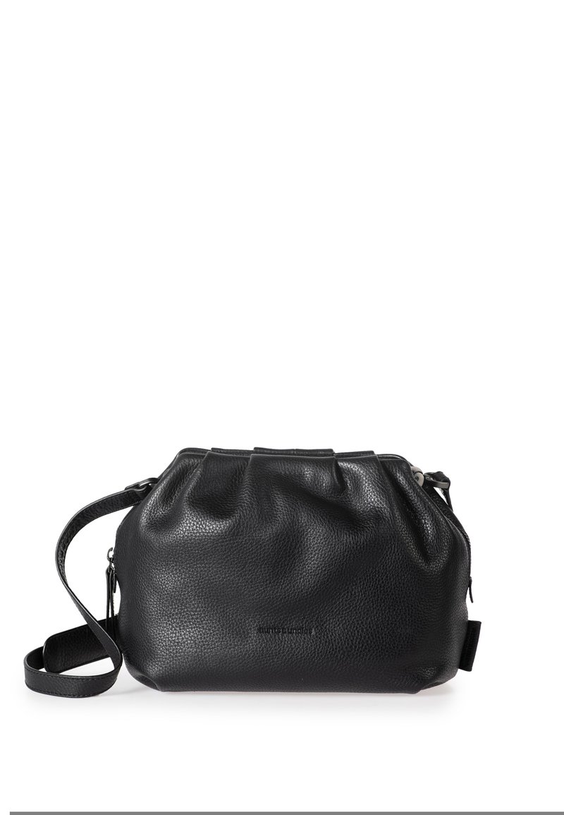 Borsa a mano in pelle nera con superficie testurizzata, parte superiore arricciata, tracolla regolabile e chiusura a zip. Forma compatta e arrotondata, branding minimale.