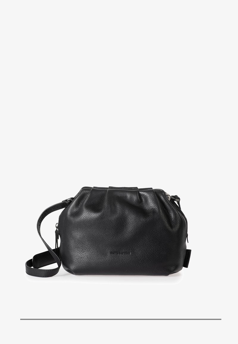 Borsa a mano in pelle nera con superficie testurizzata, parte superiore arricciata, tracolla regolabile e chiusura a zip. Forma compatta e arrotondata, branding minimale.