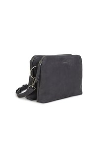 Gr�å læder crossbody taske med en glat overflade, to lynlåslommer og en justerbar rem. Har en metalring og minimal branding.