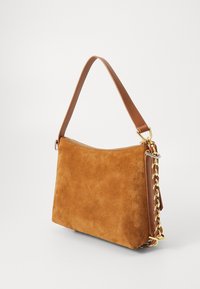 Geantă crossbody din suede maro, cu o formă structurată, închidere cu fermoar, curea din piele și un accent din lanț aurit pe lateral.