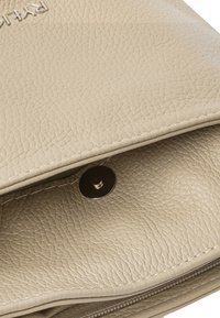 Borsa a tracolla in pelle beige con finitura testurizzata, chiusura a scatto magnetico e cuciture visibili lungo i bordi. Scomparto con zip sotto il ribaltabile.