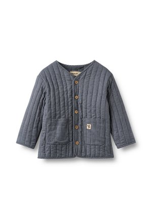 Blau-graue Kinderjacke mit vertikalen weißen Streifen, Holzknöpfen vorne und zwei vorderen Taschen, eine mit einem kleinen Stoffetikett.